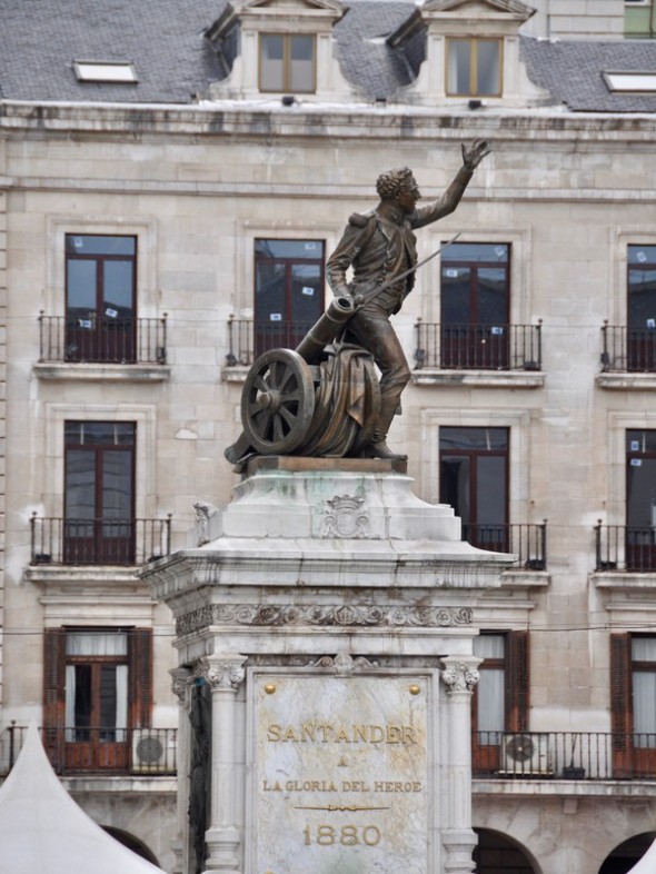 ESTATUA PEDRO VELARDE